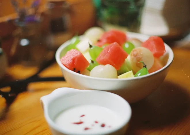 Este bine să mănânci doar fructe sau iaurt la cină?